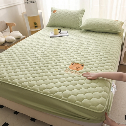 91家纺网 家纺一手货源 找家纺 九亭家纺  2024新款A类水洗棉刺绣可爱熊夹棉床笠 可爱熊-抹茶绿