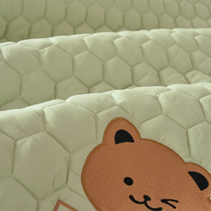 91家纺网 家纺一手货源 找家纺 恋绒家纺 2025新款A类刺绣款床褥学生软床垫子床护垫软垫（图2） 可爱熊-抹茶绿