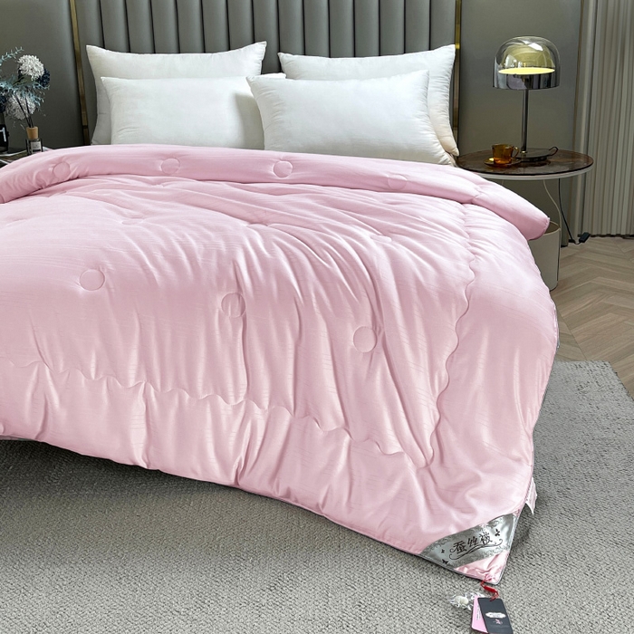 91家纺网 家纺一手货源 找家纺 尚品家纺 2024新款提花段条绗缝蚕丝被 时尚粉色