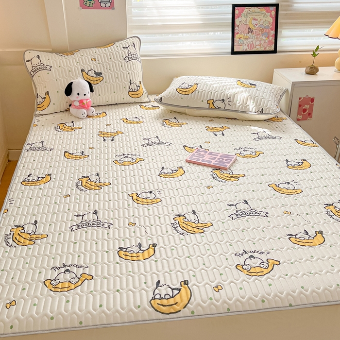 91家纺网 家纺一手货源 找家纺 金爱家 2024新款库洛米床笠款凉感丝乳胶凉席 床笠款-香蕉帕哈狗