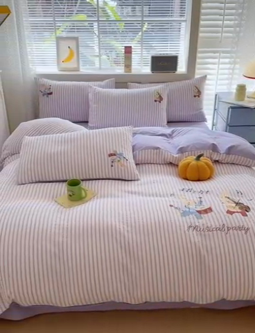 91家纺网 家纺一手货源 找家纺 优彩  2025新款40支全棉水洗棉提花刺绣四件套 小兔音乐会