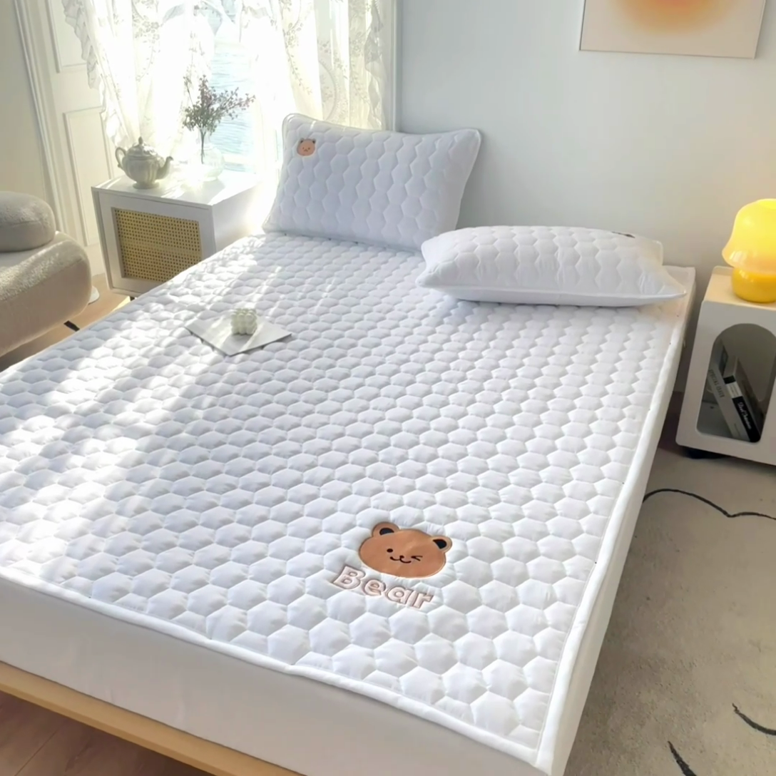 91家纺网 家纺一手货源 找家纺 恋绒家纺 2025新款A类刺绣款床褥学生软床垫子床护垫软垫（图2） 可爱熊—纯白