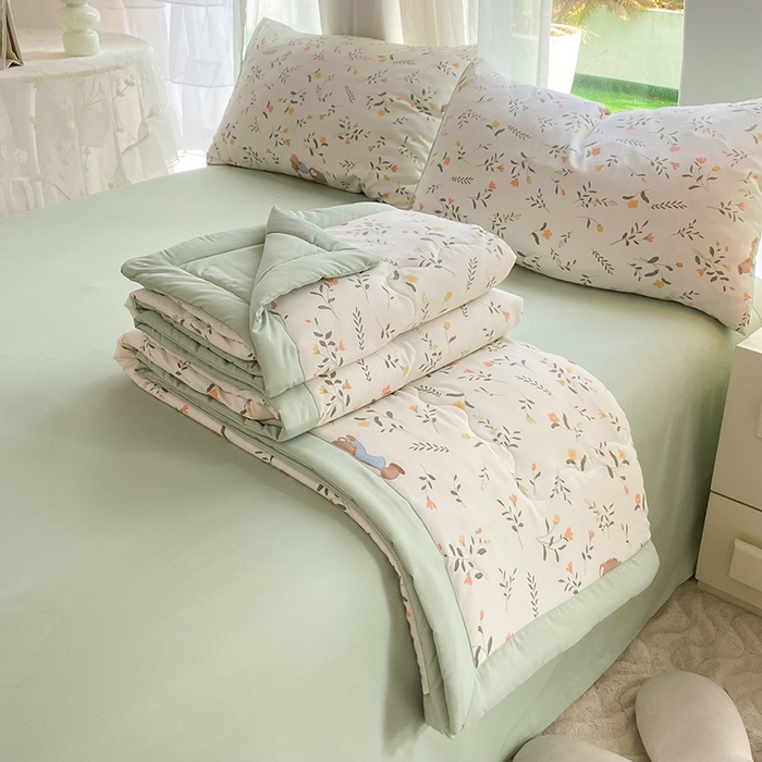 91家纺网 家纺一手货源 找家纺 妖妖家纺 2024新款超柔软糯水洗云朵棉印花夏被四件套 小熊花园