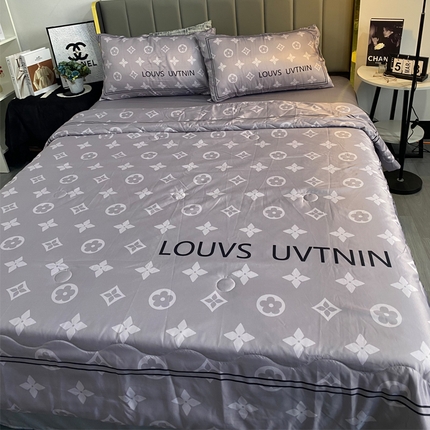 91家纺网 家纺一手货源 找家纺 色鬼布艺 2024新款大版数码印花水洗真丝夏被四件套 路易灰