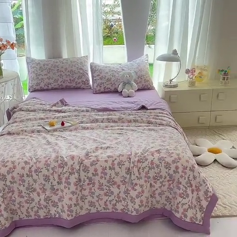 91家纺网 家纺一手货源 找家纺 妖妖家纺 2024新款超柔软糯水洗云朵棉印花夏被四件套 尽相思