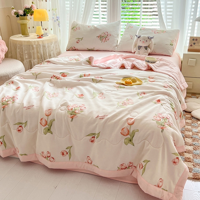 91家纺网 家纺一手货源 找家纺 妖妖家纺 2024新款超柔软糯水洗云朵棉印花夏被四件套 浪漫花花