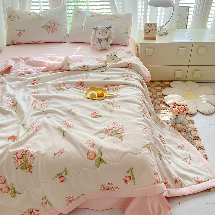 91家纺网 家纺一手货源 找家纺 妖妖家纺 2024新款超柔软糯水洗云朵棉印花夏被四件套 浪漫花花