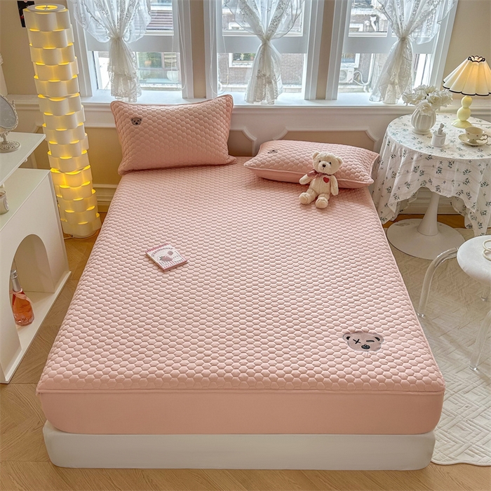 91家纺网 家纺一手货源 找家纺 857家居 2024新款A类原棉大豆夹棉床笠-熊熊仔 熊熊仔-珊瑚粉