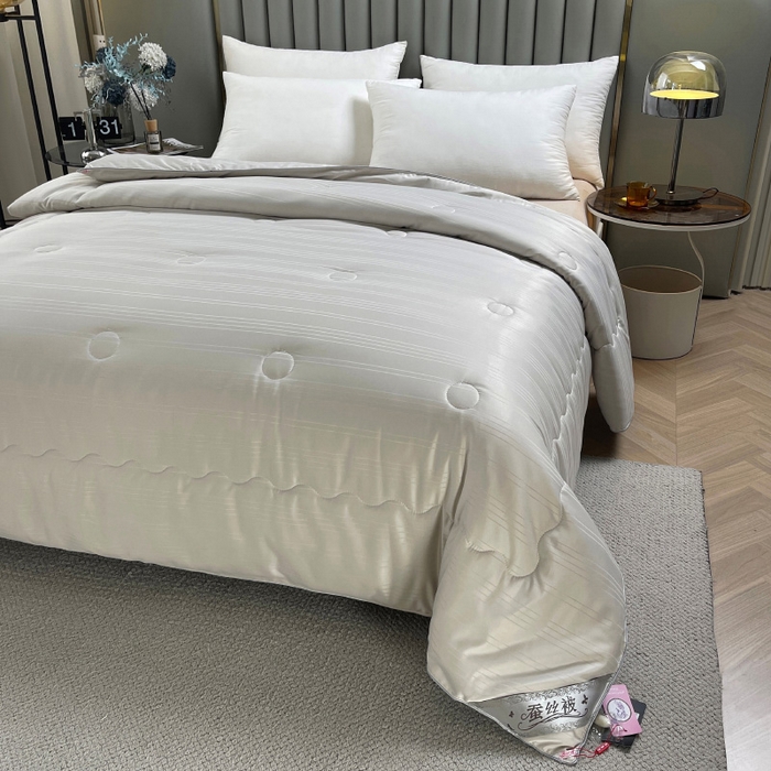 91家纺网 家纺一手货源 找家纺 尚品家纺 2024新款提花段条绗缝蚕丝被 高贵灰色