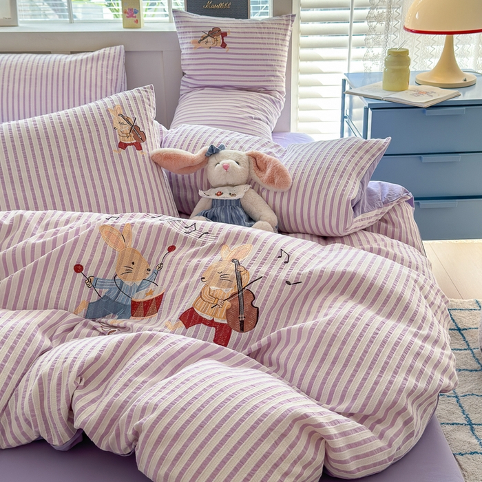 91家纺网 家纺一手货源 找家纺 优彩  2025新款40支全棉水洗棉提花刺绣四件套 小兔音乐会