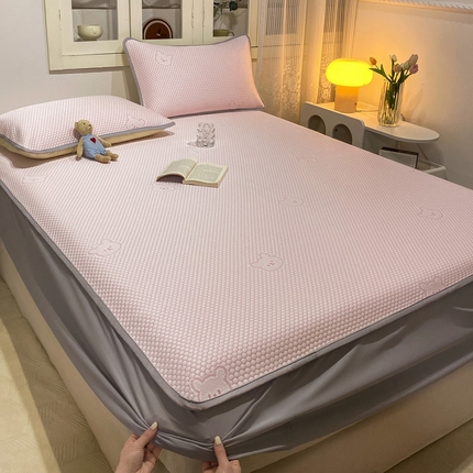 91家纺网 家纺一手货源 找家纺 眠势力 2025新款冰豆豆凉席冷感凉豆豆软凉席三件套 冰皮粉-小熊床笠款