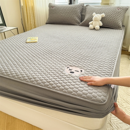 91家纺网 家纺一手货源 找家纺 857家居 2024新款A类原棉大豆夹棉床笠-熊熊仔 熊熊仔-鸵鸟灰