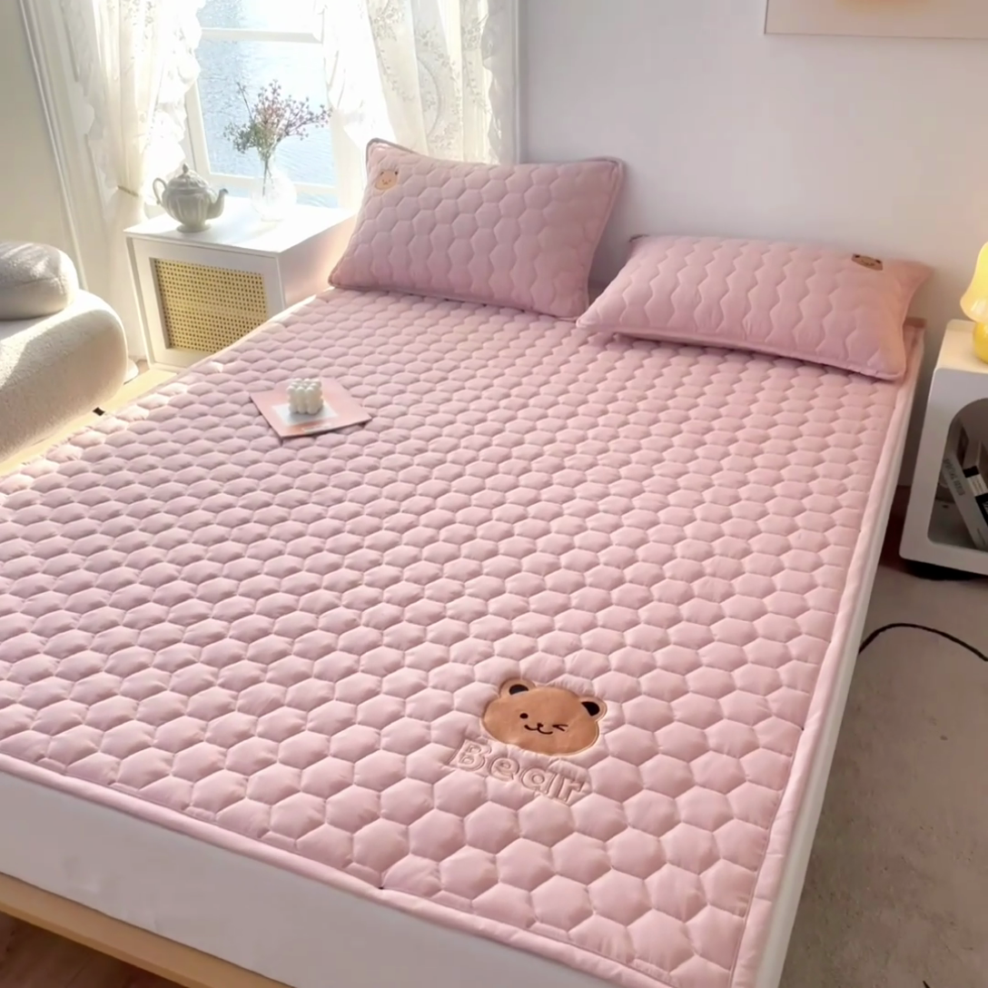 91家纺网 家纺一手货源 找家纺 恋绒家纺 2025新款A类刺绣款床褥学生软床垫子床护垫软垫（图2） 可爱熊-浅豆沙