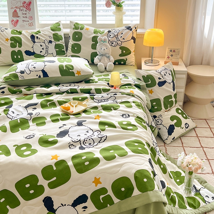 91家纺网 家纺一手货源 找家纺 妖妖家纺 2024新款超柔软糯水洗云朵棉印花夏被四件套 字母熊