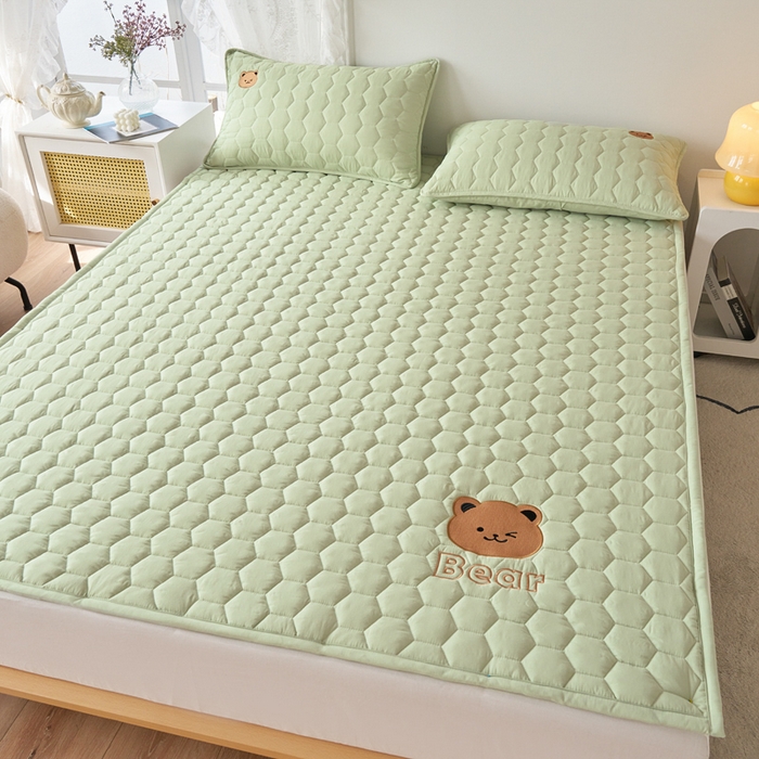 91家纺网 家纺一手货源 找家纺 恋绒家纺 2025新款A类刺绣款床褥学生软床垫子床护垫软垫（图2） 可爱熊-抹茶绿