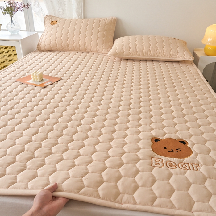 91家纺网 家纺一手货源 找家纺 恋绒家纺 2025新款A类刺绣款床褥学生软床垫子床护垫软垫（图2） 可爱熊-浅驼