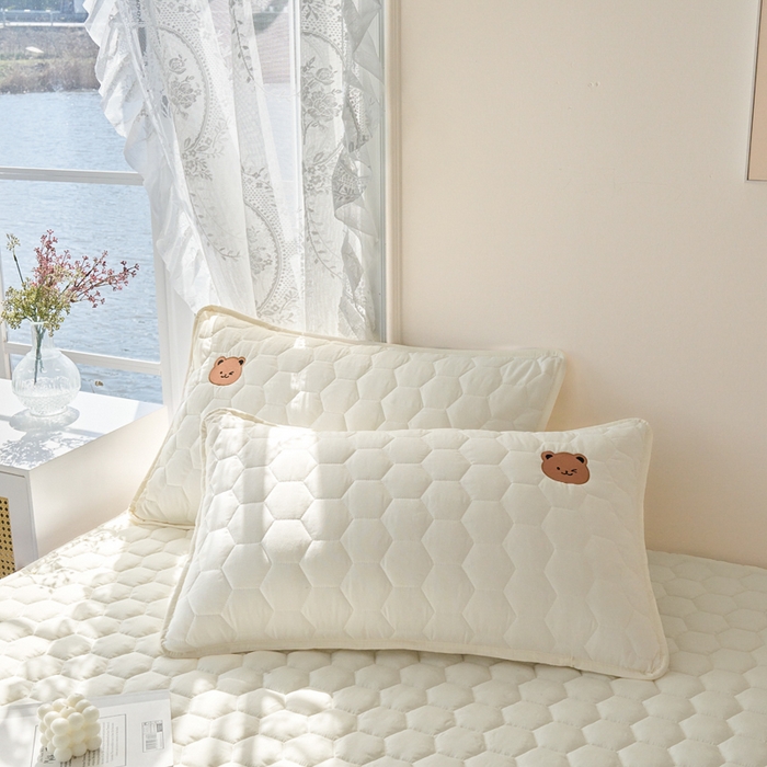 91家纺网 家纺一手货源 找家纺 恋绒家纺 2025新款A类刺绣款床褥学生软床垫子床护垫软垫（图2） 可爱熊—米白