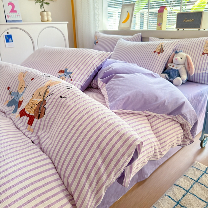 91家纺网 家纺一手货源 找家纺 优彩  2025新款40支全棉水洗棉提花刺绣四件套 小兔音乐会