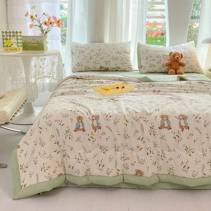 91家纺网 家纺一手货源 找家纺 妖妖家纺 2024新款超柔软糯水洗云朵棉印花夏被四件套 小熊花园