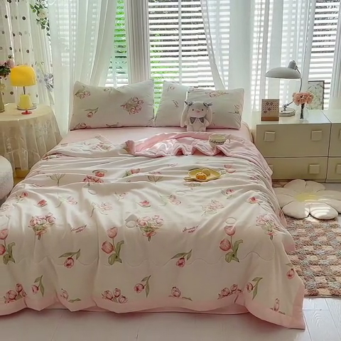 91家纺网 家纺一手货源 找家纺 妖妖家纺 2024新款超柔软糯水洗云朵棉印花夏被四件套 浪漫花花
