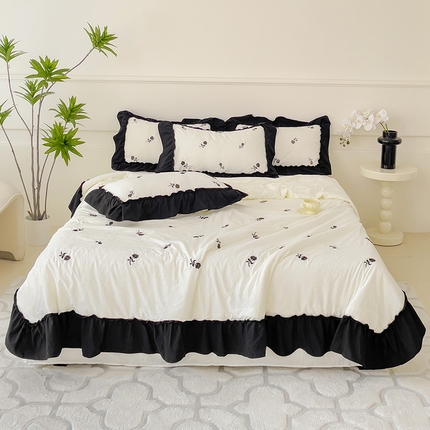 91家纺网 家纺一手货源 找家纺 你好美丽 2025新款水洗棉麻刺绣荷叶边夏被四件套-初荷 初荷-白黑玫瑰