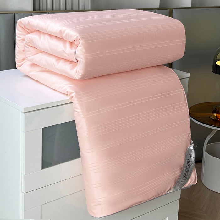 91家纺网 家纺一手货源 找家纺 尚品家纺 2024新款提花段条绗缝蚕丝被 优雅玉色