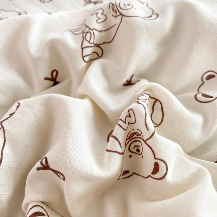 91家纺网 家纺一手货源 找家纺 妖妖家纺 2024新款超柔软糯水洗云朵棉印花夏被四件套 可爱棕熊