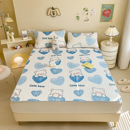 91家纺网 家纺一手货源 找家纺 世纪绒品 2026新款凉感丝印花款乳胶凉席 蓝心小熊