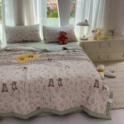 91家纺网 家纺一手货源 找家纺 妖妖家纺 2024新款超柔软糯水洗云朵棉印花夏被四件套 小熊花园