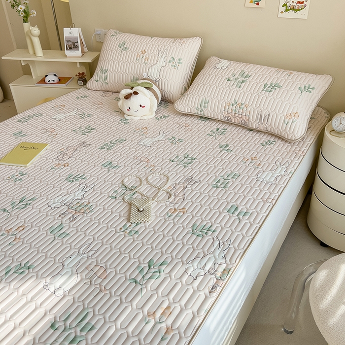 91家纺网 家纺一手货源 找家纺 世纪绒品 2026新款凉感丝印花款乳胶凉席 仙草兔