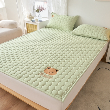 91家纺网 家纺一手货源 找家纺 恋绒家纺 2025新款A类刺绣款床褥学生软床垫子床护垫软垫（图2） 可爱熊-抹茶绿