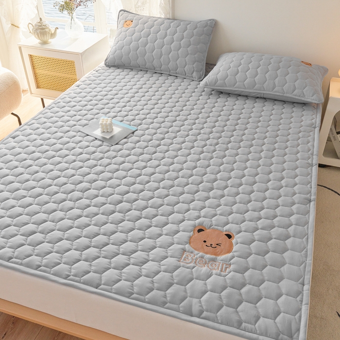 91家纺网 家纺一手货源 找家纺 恋绒家纺 2025新款A类刺绣款床褥学生软床垫子床护垫软垫（图2） 可爱熊-浅灰