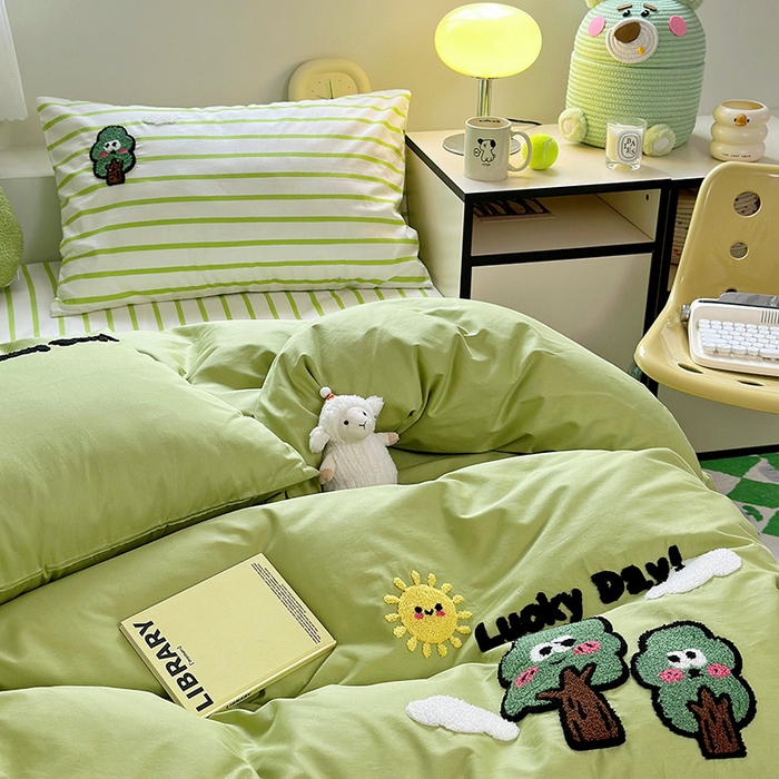 91家纺网 家纺一手货源 找家纺 澳萝拉 2024新款纯棉毛巾绣卡通四件套 幸福小树