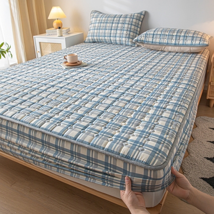 91家纺网 家纺一手货源 找家纺 （总）鑫钰 2024新款无印风水洗棉水洗亲肤大豆夹棉床笠-简格