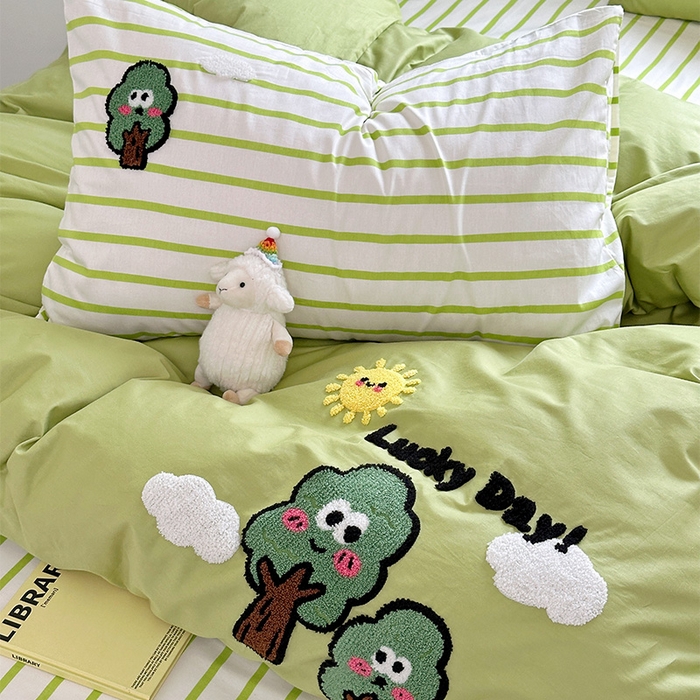 91家纺网 家纺一手货源 找家纺 澳萝拉 2024新款纯棉毛巾绣卡通四件套 幸福小树