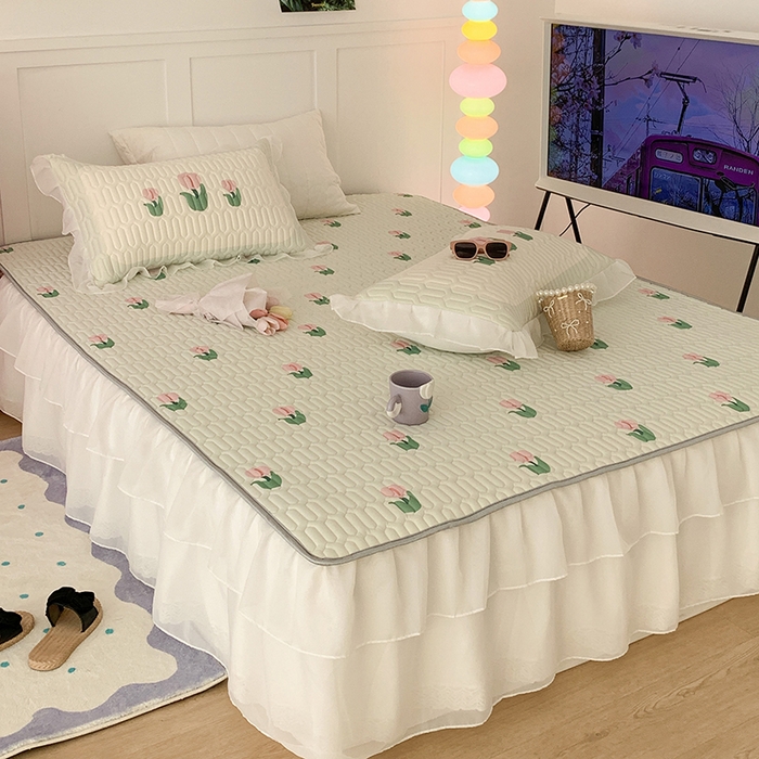 91家纺网 家纺一手货源 找家纺 昔可家纺 2024新款床裙款乳胶席 淡绿底郁金香