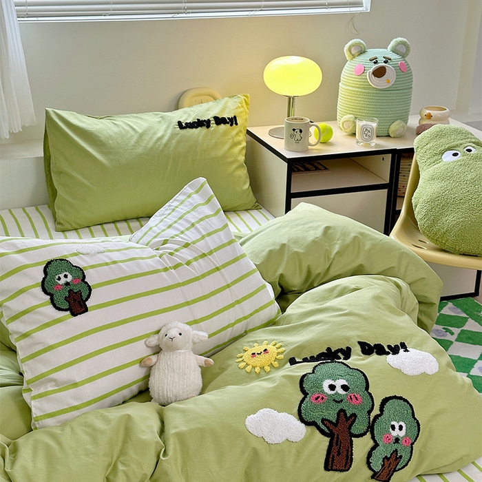 91家纺网 家纺一手货源 找家纺 澳萝拉 2024新款纯棉毛巾绣卡通四件套 幸福小树