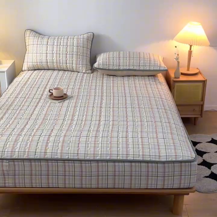 91家纺网 家纺一手货源 找家纺 鑫钰 2024新款无印风水洗棉水洗亲肤大豆夹棉床笠-简格 简格-格调黄