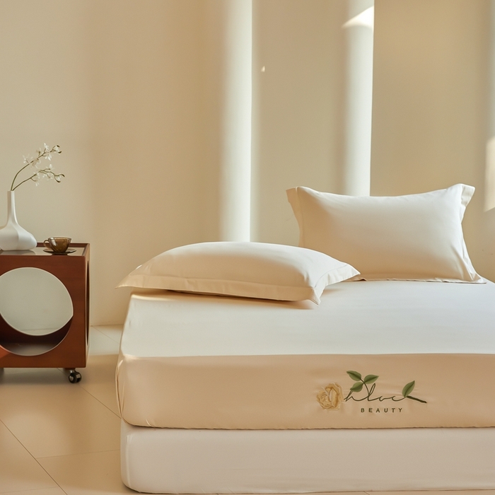 91家纺网 家纺一手货源 找家纺 秀色家纺 2025新款A类50支贡缎长绒棉刺绣床笠 唤醒系列-劳拉 劳拉-奶昔白