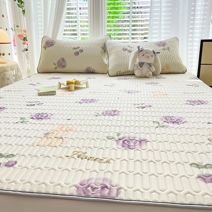 91家纺网 家纺一手货源 找家纺 佳梦达 2025新款0.4厚度印花凉感丝乳胶凉席 玫瑰小兔-紫