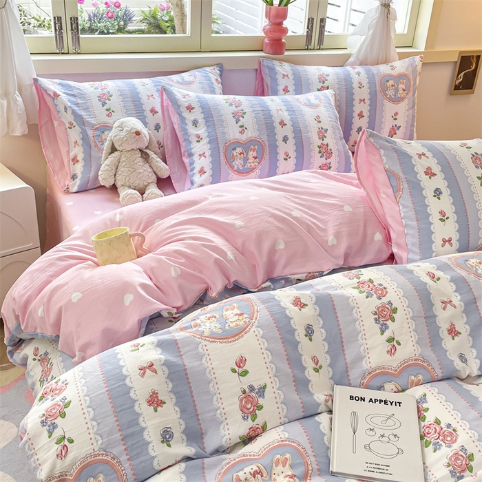 91家纺网 家纺一手货源 找家纺 盛秋家纺 2026新款水洗棉印花四件套-卡通系列 布兰达+粉爱心