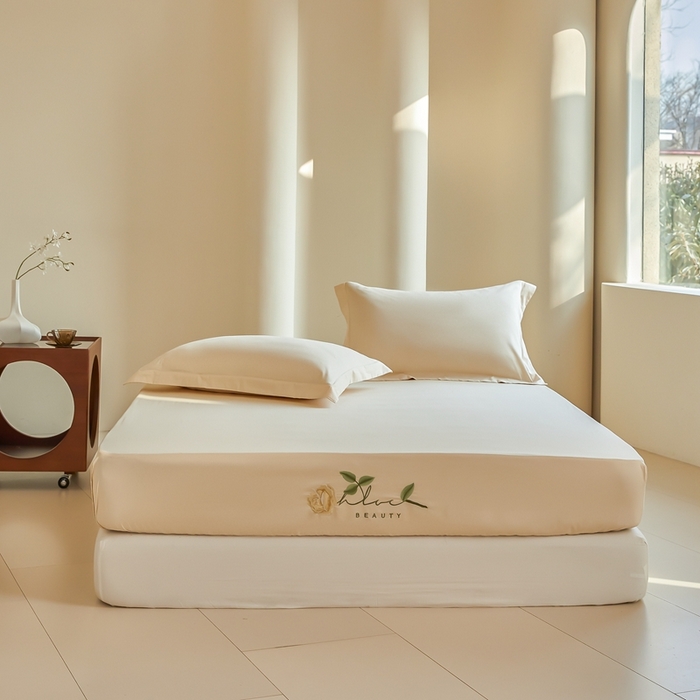 91家纺网 家纺一手货源 找家纺 秀色家纺 2025新款A类50支贡缎长绒棉刺绣床笠 唤醒系列-劳拉 劳拉-奶昔白