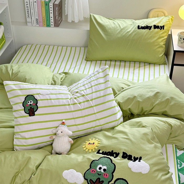 91家纺网 家纺一手货源 找家纺 澳萝拉 2024新款纯棉毛巾绣卡通四件套 幸福小树