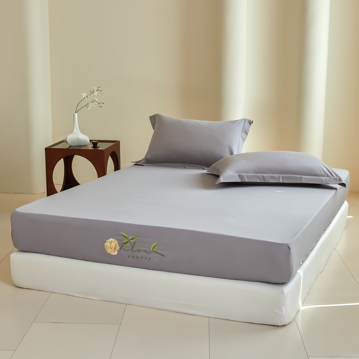 91家纺网 家纺一手货源 找家纺 秀色家纺 2025新款A类50支贡缎长绒棉刺绣床笠 唤醒系列-劳拉 劳拉-典雅灰