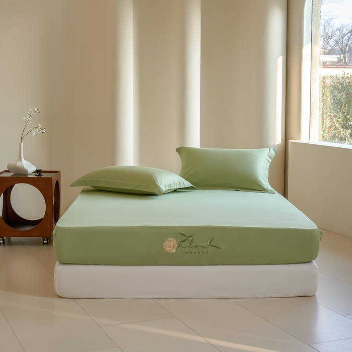 91家纺网 家纺一手货源 找家纺 秀色家纺 2025新款A类50支贡缎长绒棉刺绣床笠 唤醒系列-劳拉 劳拉-艾绿