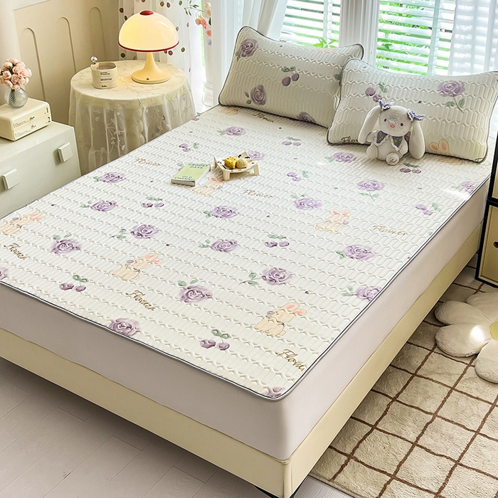 91家纺网 家纺一手货源 找家纺 佳梦达 2025新款0.4厚度印花凉感丝乳胶凉席 玫瑰小兔-紫