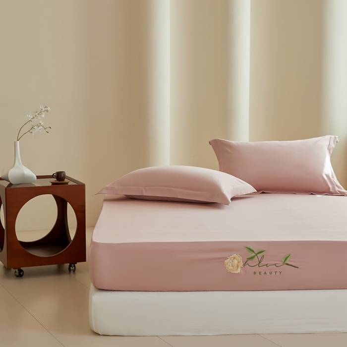 91家纺网 家纺一手货源 找家纺 秀色家纺 2025新款A类50支贡缎长绒棉刺绣床笠 唤醒系列-劳拉 劳拉-玉颜粉