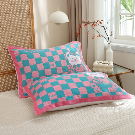 91家纺网 家纺一手货源 找家纺 朴尔-2024新款纯棉色织提花宽边定位四层纱布枕巾一对52*78 格子熊-粉