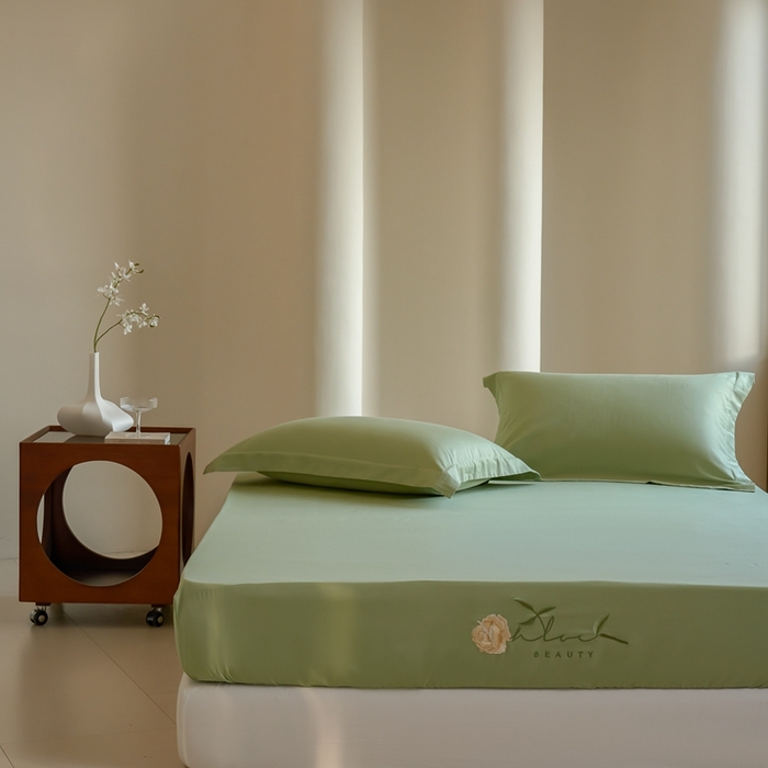 91家纺网 家纺一手货源 找家纺 秀色家纺 2025新款A类50支贡缎长绒棉刺绣床笠 唤醒系列-劳拉 劳拉-艾绿