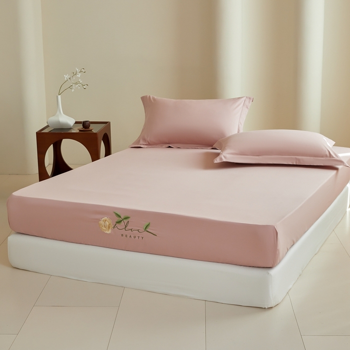 91家纺网 家纺一手货源 找家纺 秀色家纺 2025新款A类50支贡缎长绒棉刺绣床笠 唤醒系列-劳拉 劳拉-玉颜粉